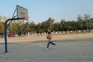 标准的三步上篮，你们懂什么，她数过的！