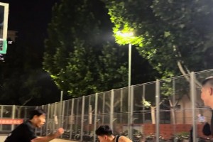 你如果是后仰跳投我还和你打打，你要是这样我妈妈喊我回家吃饭了