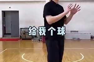 王哲林之前拍的搞笑视频：教你如何在篮球场撩妹